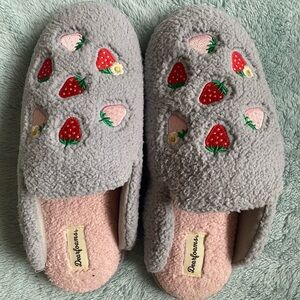 NWOT Strawberry Dearfoams Slippers SZ 11/12